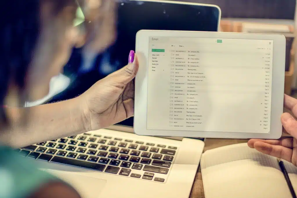 kemp-marketingbureau-e-mailmarketing-tablet